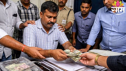 Lokayukta police team arrested a patwari in Sidhi district of Madhya Pradesh while accepting a ₹5,000 bribe token in a corruption trap