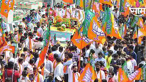 Woman confronts BJP corporator inside party office, leading to dramatic slipper assault over alleged financial dispute.