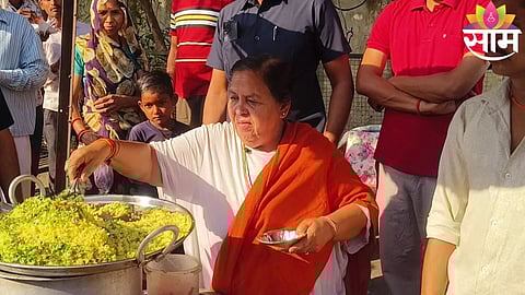 Uma Bharti selling poha on the street in Tikamgarh as a protest against anti-encroachment action.