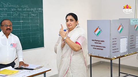 Baramati Election: मतदान करताना सुनेत्रा पवार भावुक, अजितदादांना श्रद्धांजली म्हणून मतदान करण्याचं आवाहन; पाहा VIDEO