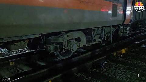 वंदे भारत ट्रेनला अपघात; मुंबईहून सुटलेल्या ट्रेनचा डबा पुणे रेल्वे स्थानकाजवळ घसरला