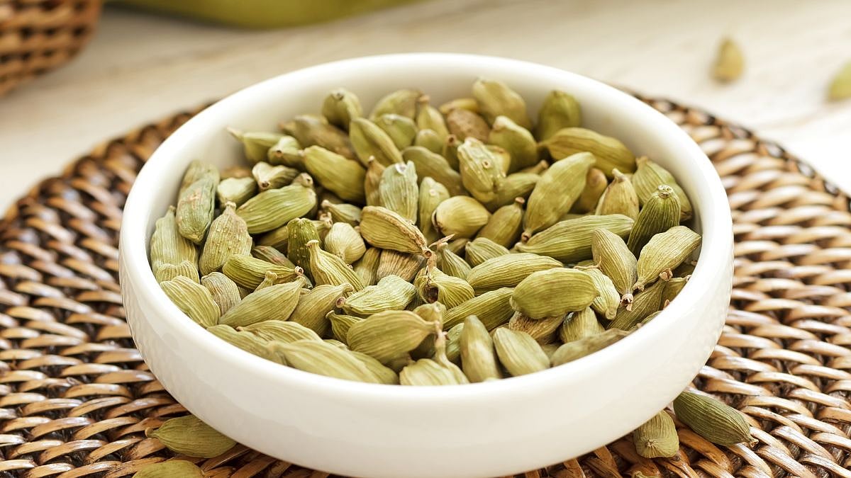 Cardamom Benefits : रात्री झोपण्यापूर्वी खा मसाल्यातील 'हा' पदार्थ ...