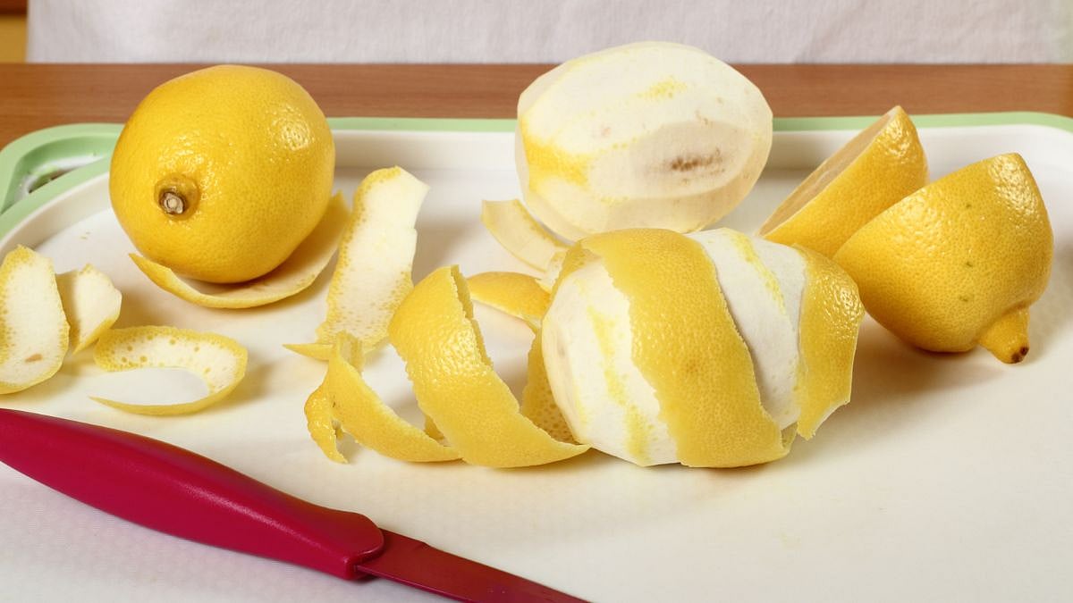 Lemon Peels Benefits : लिंबाच्या फळासोबतच सालीचे देखील आरोग्याला अनोखे ...