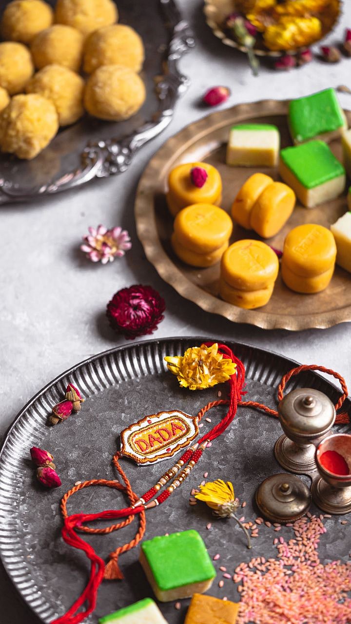 Raksha Bandhan 2024: रिकाम्या हातावर राखी बांधल्यास भावाच्या प्रगतीला ...