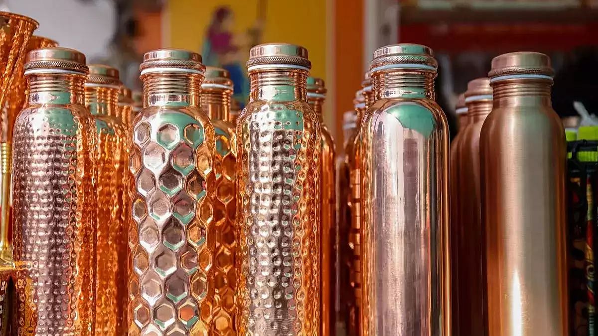 Copper Bottle तांब्याच्या बॉटलमधून पाणी पिताय? आतून खराब झालीये? 3
