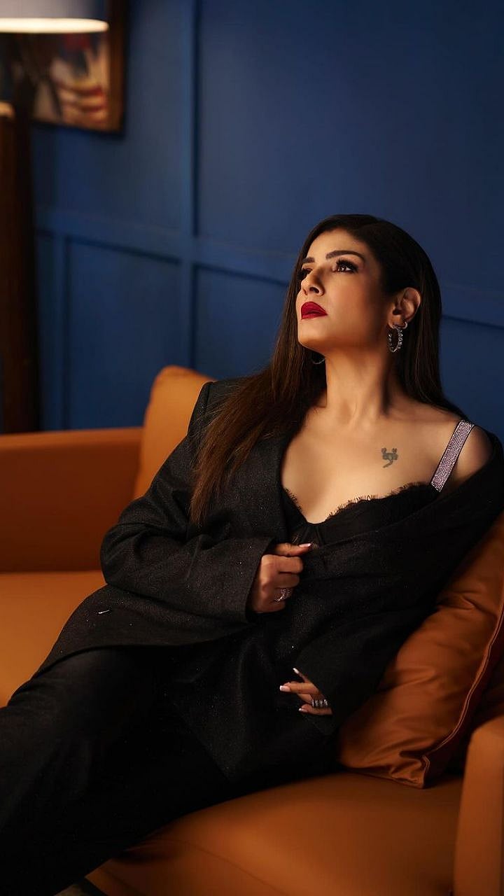 Raveena Tandon : ब्लॅक ड्रेस, बोल्ड ब्युटी; रविनाचा हॉट लूक!| Bollywood  Actress Raveena Tandon Shared New Photos Looking Very bold and  Beautiful|Saamtv