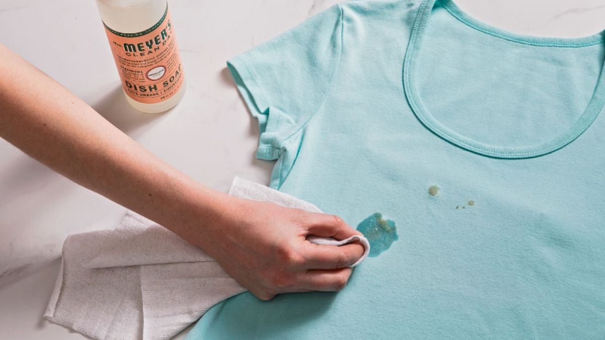 Cloth Stain Removal Tips: कपडे धुतल्यानंतर डिटर्जंटचे डाग तसेच राहतात ...