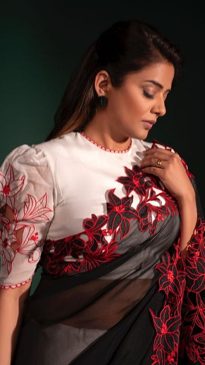 Indian Actress Priya Mani Raj Latest Photos Saree Pose On Instagram ...