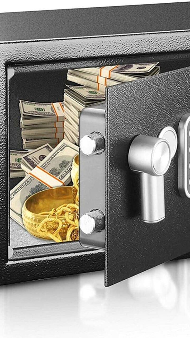 Vastu Tips: घरातील 'या' गोष्टी चुकूनही तिजोरीत ठेवू नये | dont keep ...