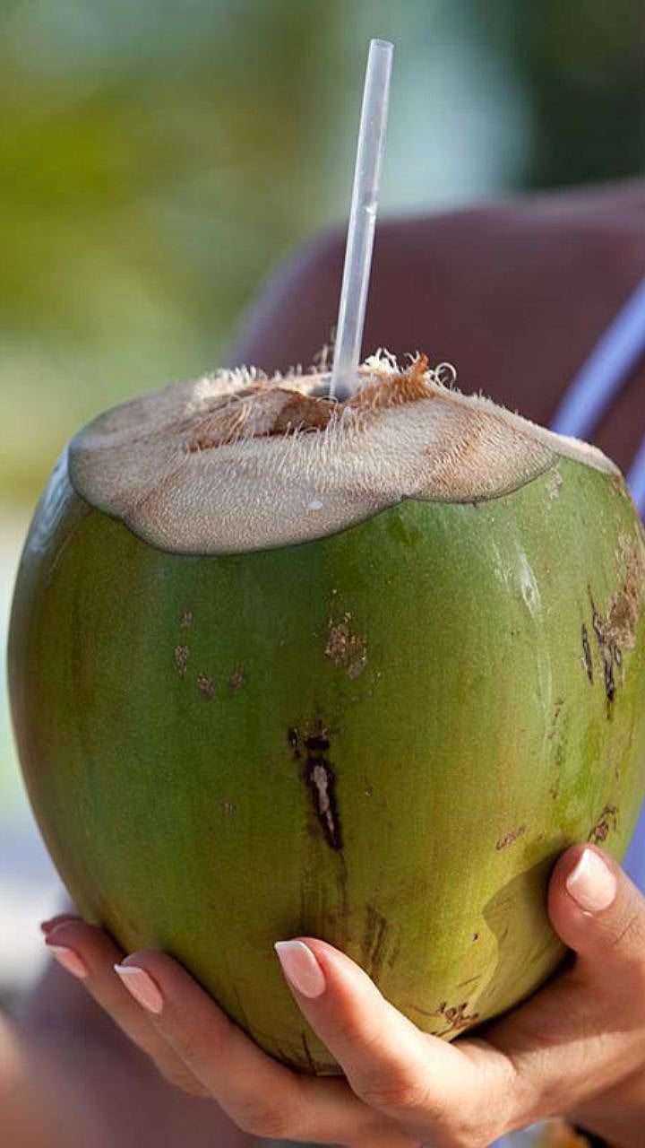 Coconut Water: नारळ पाणी 'या' व्यक्तींनी चुकूनही पिऊ नये! |coconut ...
