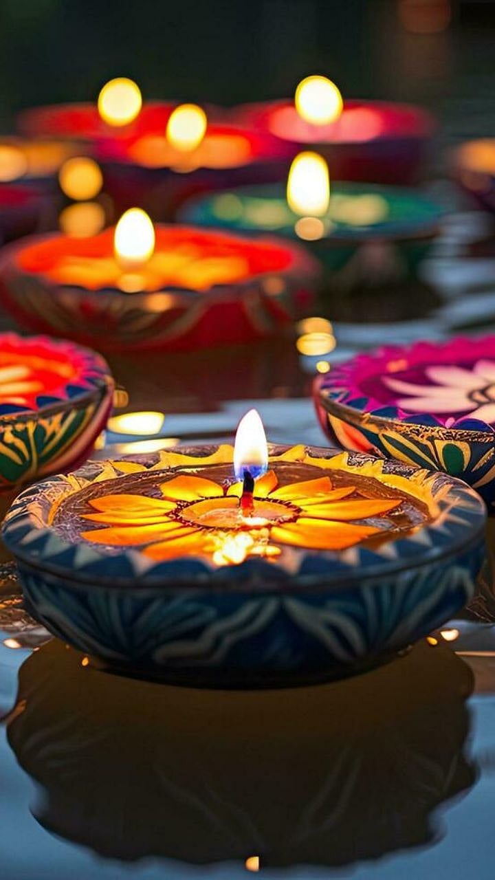 Diwali: दिवाळीच्या दिवशी 'या' ठिकाणी पणती लावा, देवी लक्ष्मी होईल ...