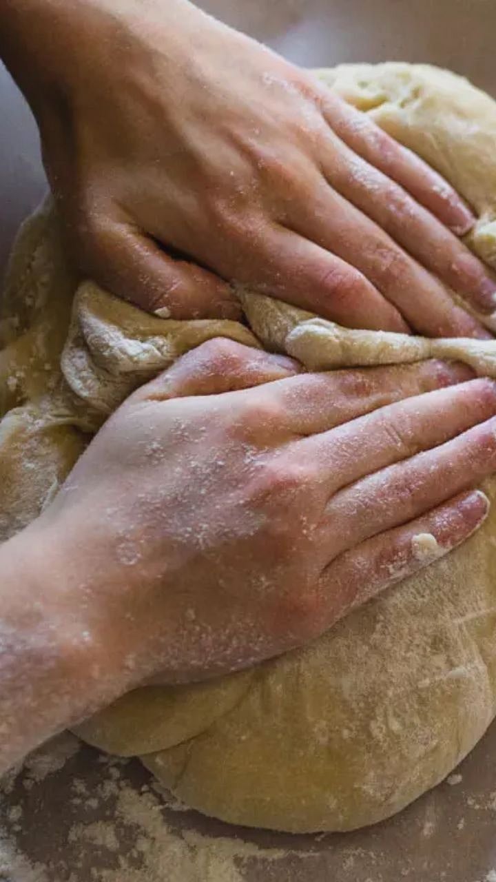 Kitchen Hacks: पीठ मळून फ्रिजमध्ये रात्रभर ठेवल्याने शरीराला त्रास होतो का? जाणून घ्या सत्य