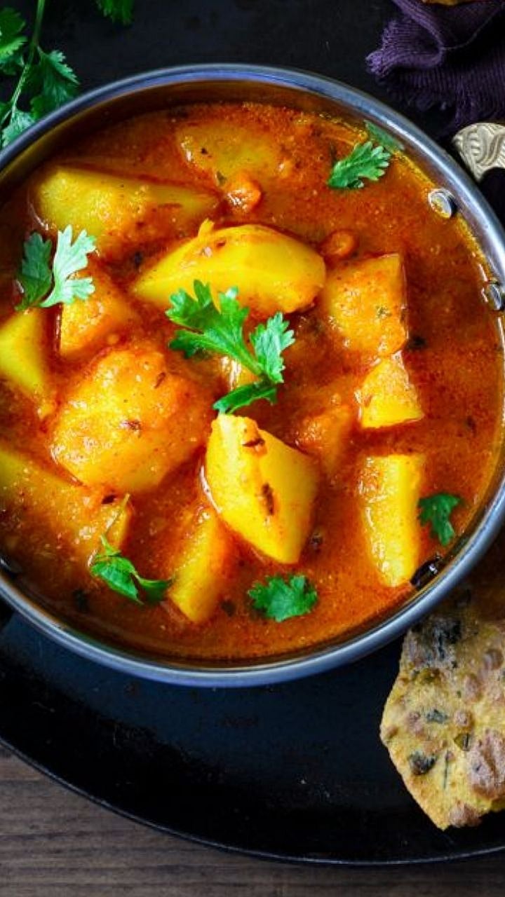 बटाट्याची रस्सा भाजी कशी बनवायची?|batata rassa bhaji how to make at ...