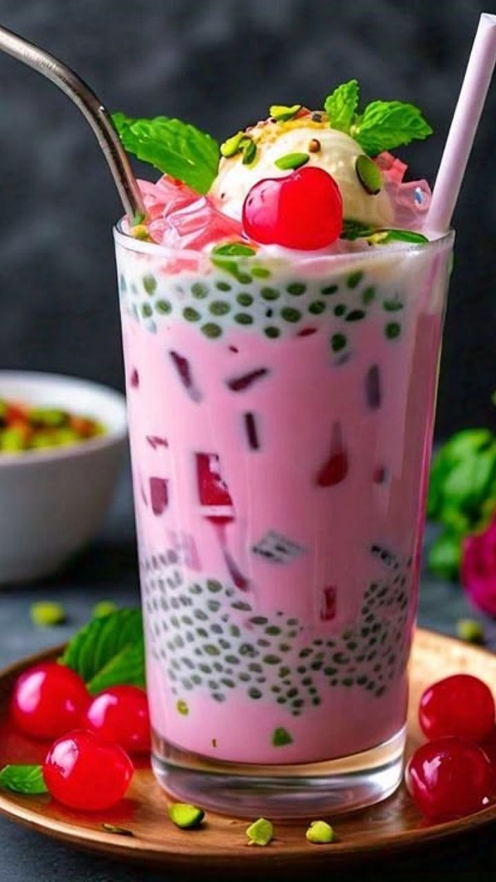 Homemade Falooda Recipe: उन्हाळ्यात घरीच बनवा हॉटेलसारखरा थंडगार रोज ...