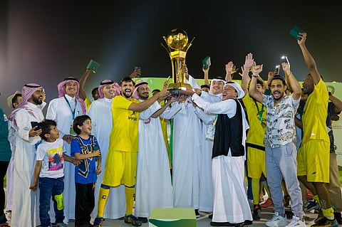 ظفر بكأس البطولة ومبلغ 300 ألف ريال.. "الرواد" يخطف بطولة الهواة