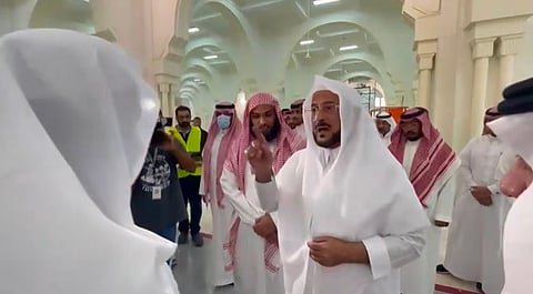 عبد اللطيف آل الشيخ خلال تفقده مسجد المشعر الحرام بمزدلفة