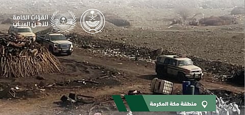 "الأمن البيئي" تطيح بمقيم ومخالف لنظام أمن الحدود لقطعهما الأشجار وتفحيمها