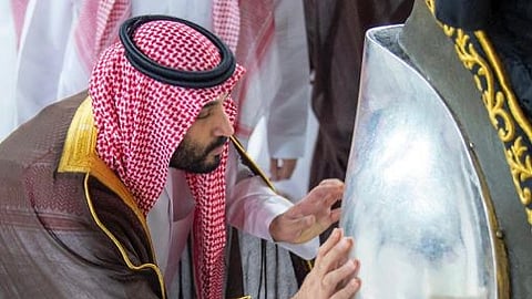 مشاركة ولي العهد الأمير محمد بن سلمان في غسل الكعبة المشرفة