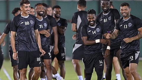 لاعبو الشباب أثناء التدريبات الجماعية