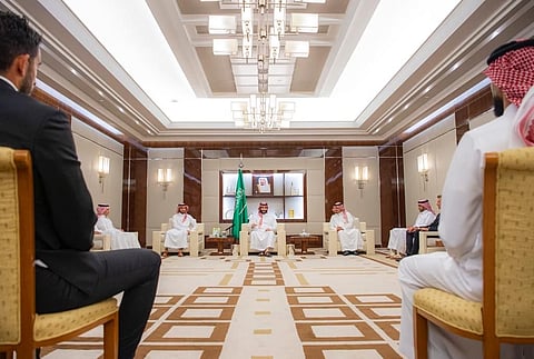 ولي العهد الأمير محمد بن سلمان خلال لقائه لاعبي المنتخب السعودي