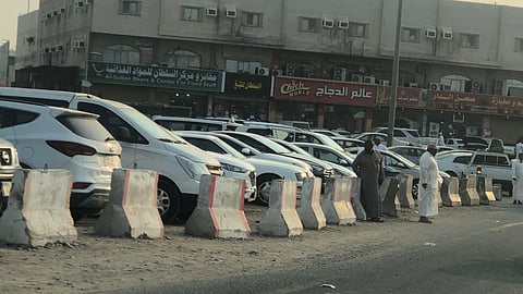 موقف كيلو 10 بجدة.. فوضى عارمة وعدم التقيد بالتعليمات في ظل غياب الرقابة