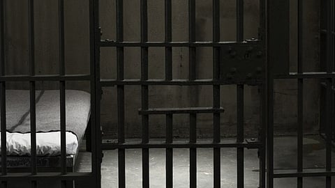 بعدسة لاصقة وقرط.. ذكاء فتاة أردنية يضع عصابة خطف النساء بالسجن 45 عامًا