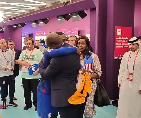 شاهد.. رئيس أفريقي يعانق ابنه الذي يلعب للمنتخب الأمريكي بعد فوزه على إيران
