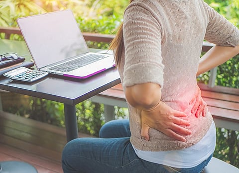 تصيب واحدًا من كل أربعة.. دراسة حديثة: سبب غير متوقع لآلام أسفل الظهر