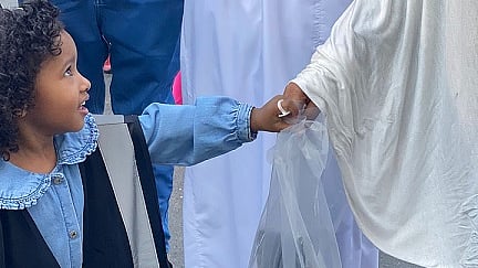جانب من تقديم الهدايا للمعتمرين