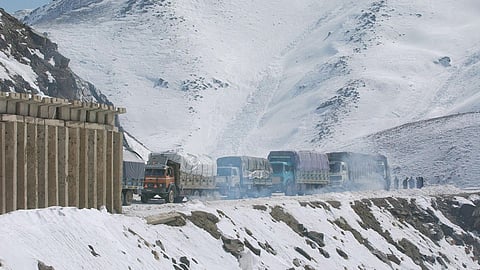 أفغانستان.. مقتل 12 حرقًا وإصابة 37 في انفجار صهريج وقود داخل نفق