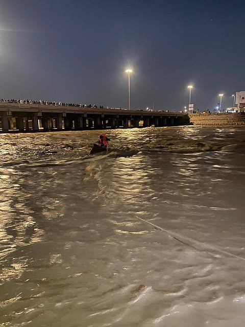 المدينة المنورة.. إنقاذ 4 أشخاص احتُجِزوا في سيل وادي العقيق