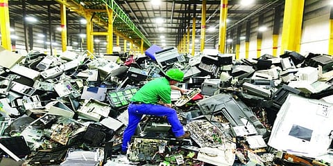 جبل نفاياتٍ أثقلُ من سور الصين العظيم.. "كنز إلكتروني" يحفّز ويُداوي!