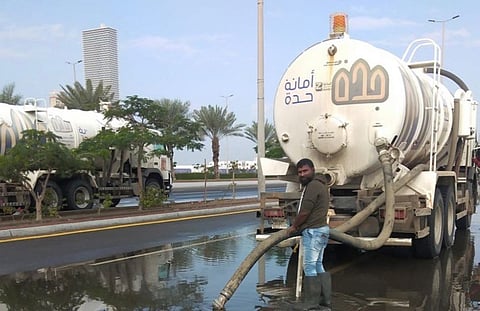 شاهد.. "أمانة جدة" تباشر سحب تجمعات مياه الأمطار وتدعو الجميع إلى التقيد بالتنبيهات