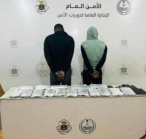 بيشة.. القبض على مقيميْن بحوزتهما 16 كيلوجرامًا من الحشيش المخدر