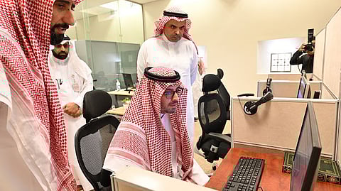 الأمير سعود بن عبدالله بن جلوي خلال زيارته دارة الملك عبدالعزيز