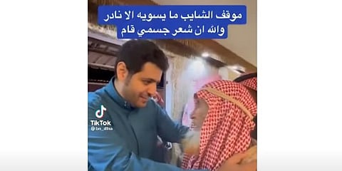 شاهد.. موقف عفوي لمسنّ في حائل خلال استقبال وفد إعلامي سياحي