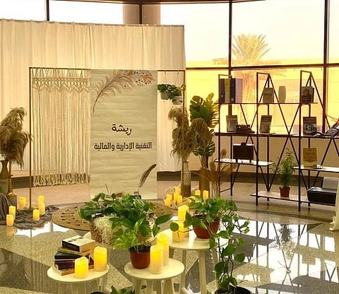 "اللياتي" تفتتح معرض مخرجات الأقسام التخصصية "ريشة"