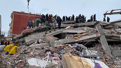 عقب زلزال تركيا وسوريا.. حالة طوارئ بمصر بعد تشقق أرضي بكورنيش الإسكندرية