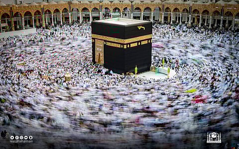 لمحات توثّقها الصور.. سنوات من عناية ملوك السعودية بالكعبة المشرّفة