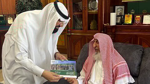 مفتي المملكة ونائبه يتسلّمان التقرير الختامي لفرع الإفتاء بحائل