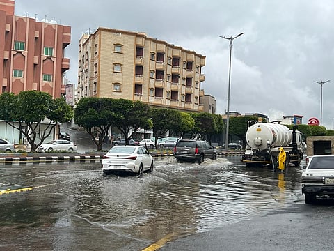 أمطار أبها.. استنفار للجهات المختصة والأمانة تباشر شفط تجمعات المياه و"سبق" ترصد