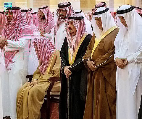 بالصور.. أمير منطقة الرياض يؤدي صلاة الميت على "عبدالرحمن بن عبدالله بن عبدالرحمن آل سعود"