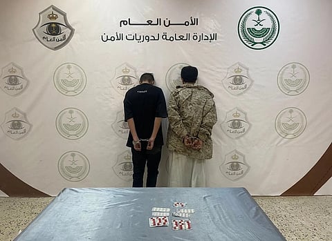 الجوف.. القبض على شخصين بحوزتهما 66 قرصًا خاضعًا لتنظيم التداول الطبي