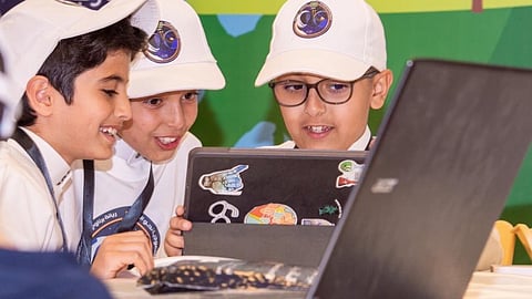 الطلاب خلال الارتباط اللحظي مع تجارب رائدي الفضاء ريانة البرناوي وعلي القرني