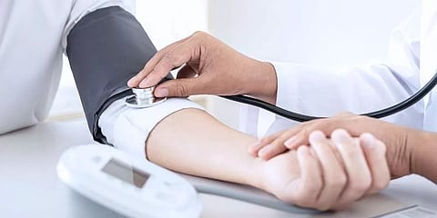 هذه الفاكهة تخفّض ضغط الدم وتحسّن النوم والمزاج.. واظب عليها