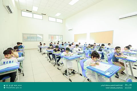 في بيئات تربوية محفزة.. طلاب "تعليم الرياض" يؤدون اختبارات الفصل الثالث