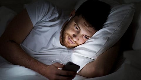 احذر "نور شاشات الأجهزة قبل النوم".. "الصحة": التأثير سلبي في الدماغ
