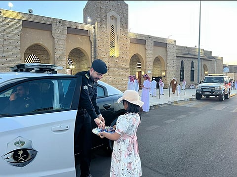 شاهد.. "متطوعو أمانة الطائف" يعايدون المواطنين ورجال الأمن بالهدايا والحلوى