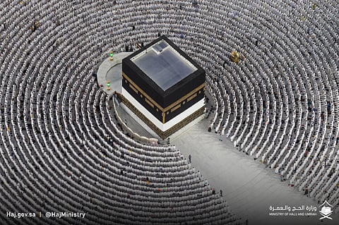 كيف تستمتع بكل لحظة خلال رحلتك الروحانية في الحج - التواصل مع زملاء الحجيج