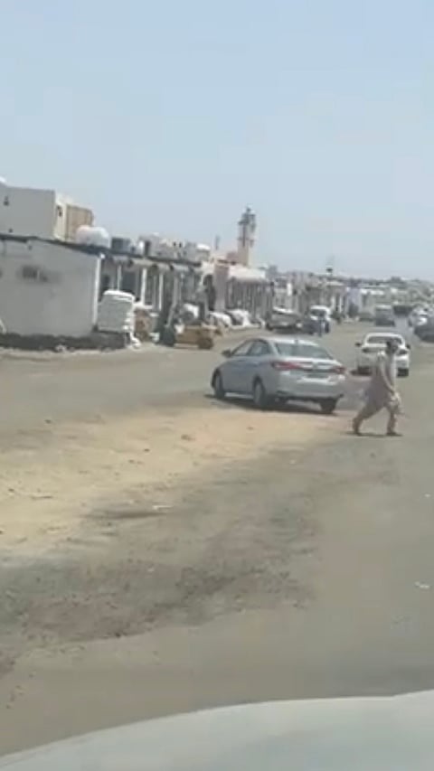 معاناة "أهالي أم الحمام" بحمدانية جدة.. عمالة سائبة تستوطن الحي وتُقلق السكان